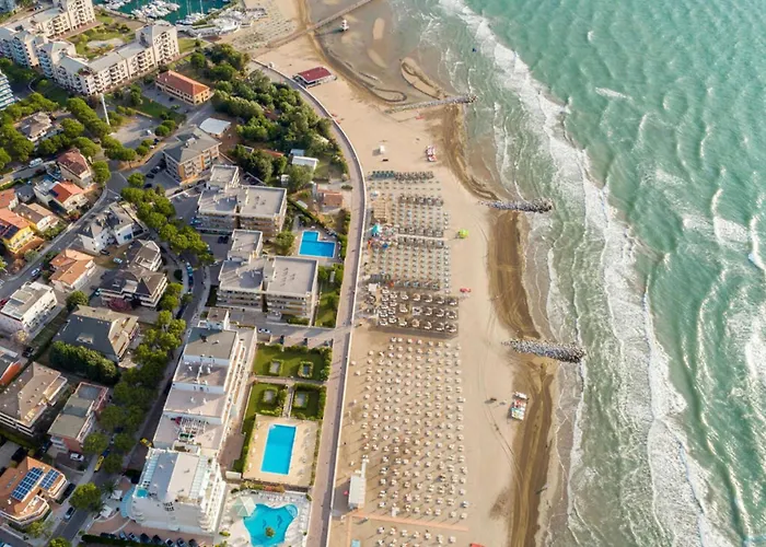 Willa Relaxing With Fenced Garden