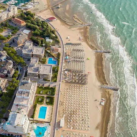 Villa Relaxing With Fenced Garden